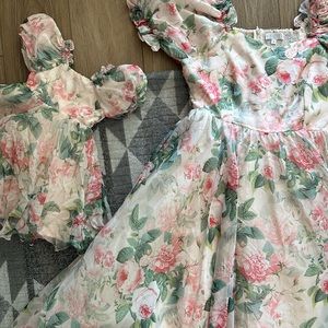 Mom & daughter twinning dresses.